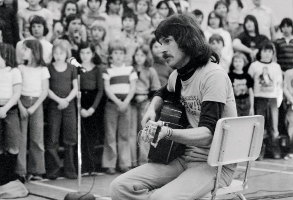 Hans Fenger playing guitar